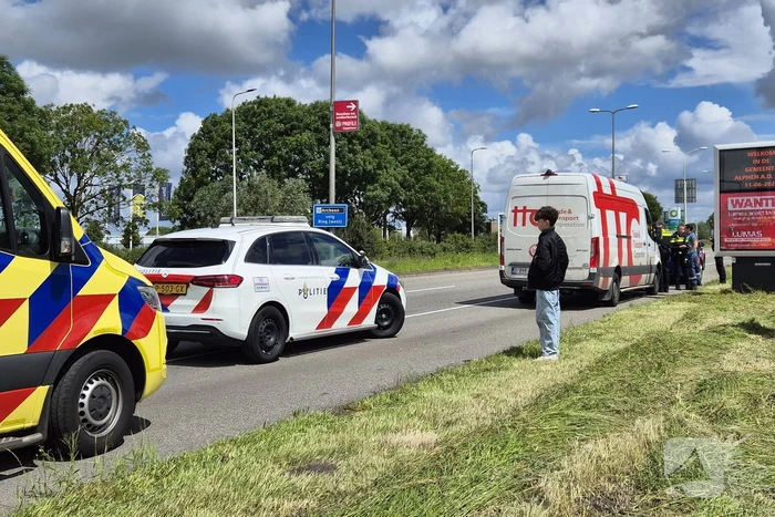 Kind krijgt rondleiding in politieauto na ongeval