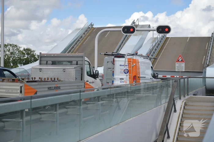 Máximabrug afgesloten wegens defect, verkeer tijdelijk gestrand