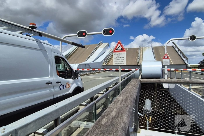 Máximabrug afgesloten wegens defect, verkeer tijdelijk gestrand