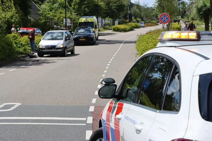 Bestuurder raakt onwel en ramt andere auto