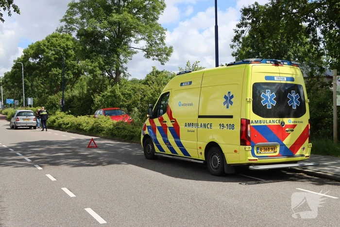 Bestuurder raakt onwel en ramt andere auto