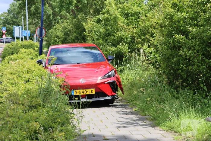 Bestuurder raakt onwel en ramt andere auto