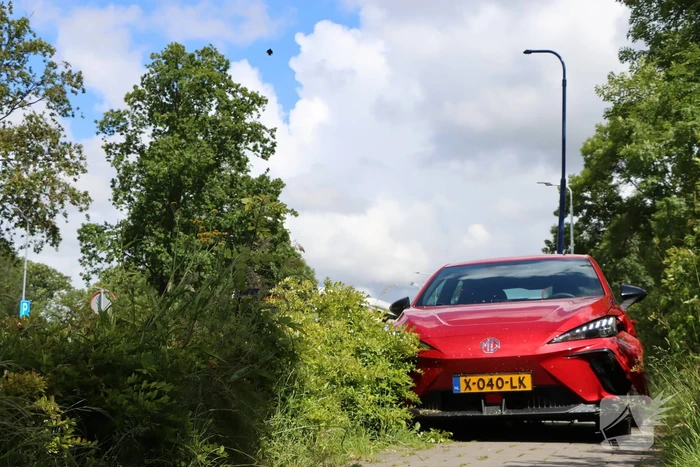 Bestuurder raakt onwel en ramt andere auto
