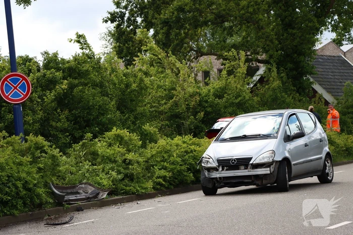 Bestuurder raakt onwel en ramt andere auto