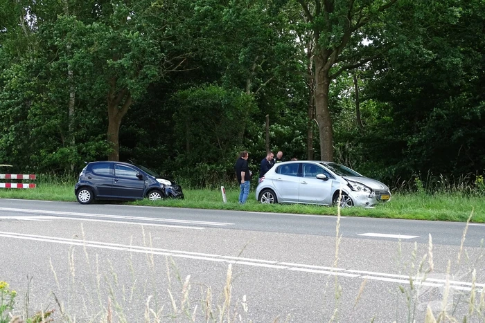 Auto beschadigd na aanrijding op kruising