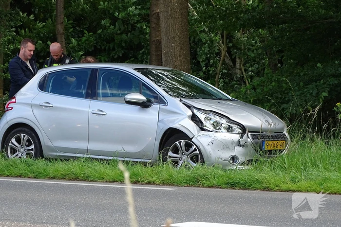 Auto beschadigd na aanrijding op kruising