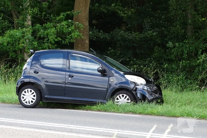 Auto beschadigd na aanrijding op kruising