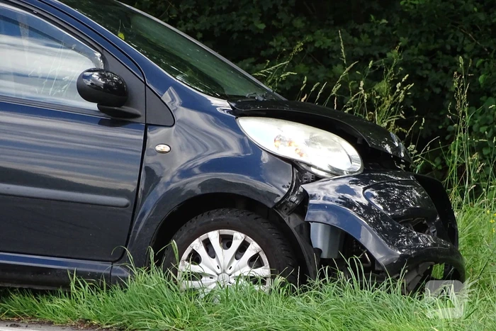 Auto beschadigd na aanrijding op kruising