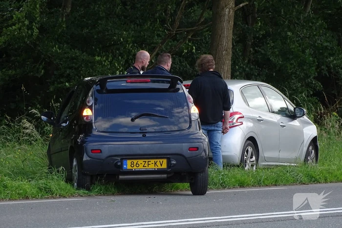 Auto beschadigd na aanrijding op kruising