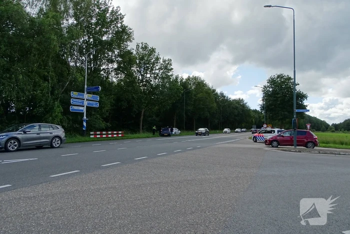 Auto beschadigd na aanrijding op kruising