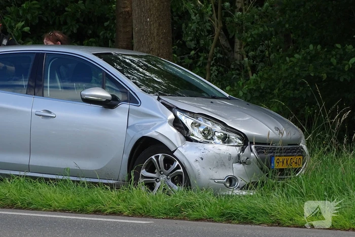 Auto beschadigd na aanrijding op kruising
