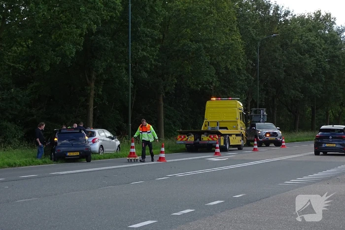 Auto beschadigd na aanrijding op kruising