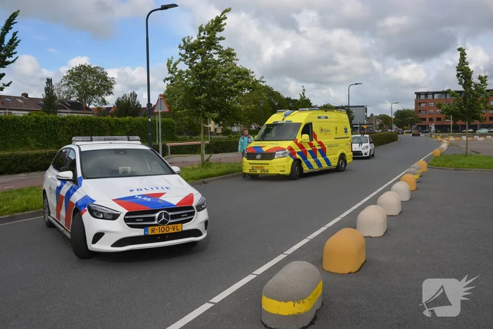 Fietser geschept door auto met barst in ruit als gevolg