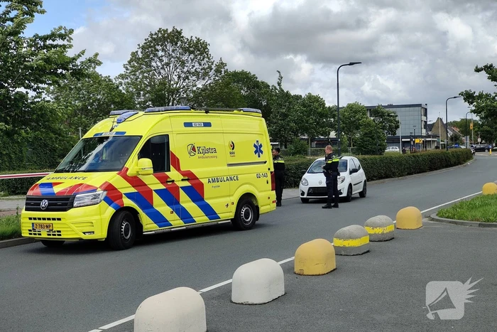 Fietser geschept door auto met barst in ruit als gevolg