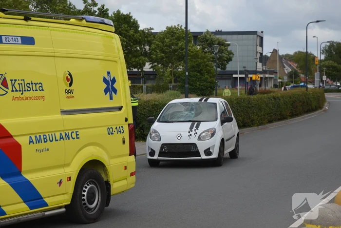 Fietser geschept door auto met barst in ruit als gevolg