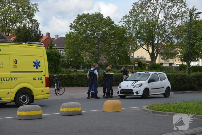 Fietser geschept door auto met barst in ruit als gevolg