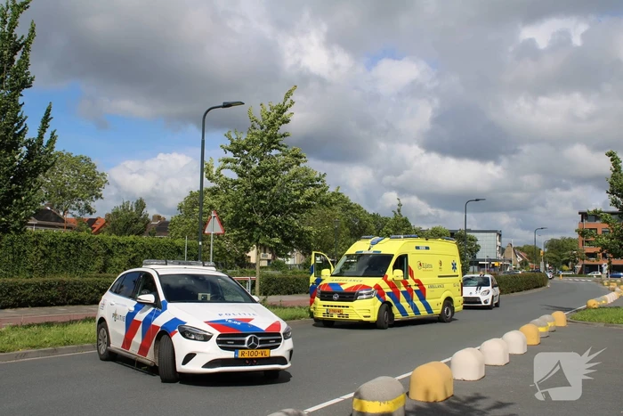 Fietser geschept door auto met barst in ruit als gevolg