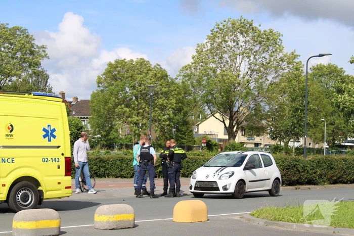 Fietser geschept door auto met barst in ruit als gevolg