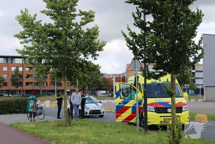 Fietser geschept door auto met barst in ruit als gevolg
