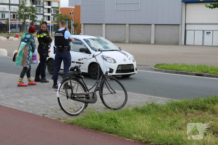 Fietser geschept door auto met barst in ruit als gevolg
