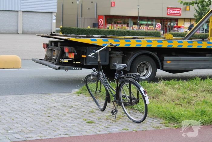 Fietser geschept door auto met barst in ruit als gevolg