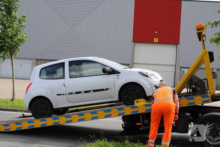 Fietser geschept door auto met barst in ruit als gevolg