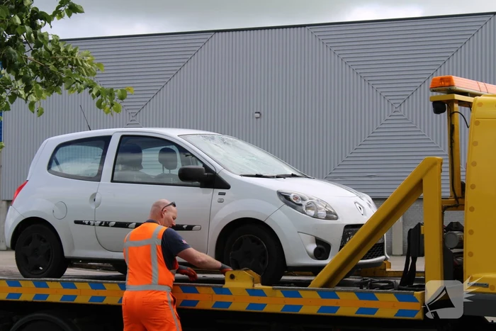 Fietser geschept door auto met barst in ruit als gevolg