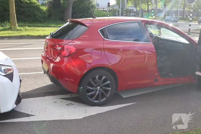 Kop-staart aanrijding voor verkeerlichten