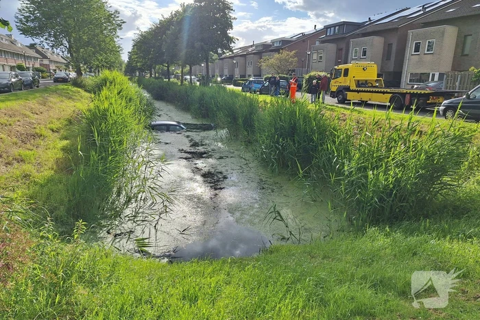 Auto raakt te water middenin woonwijk