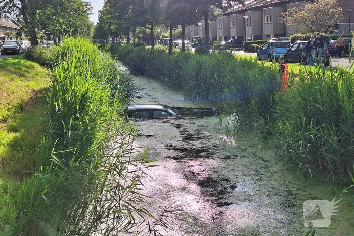 Auto raakt te water middenin woonwijk