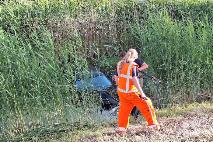 Auto raakt te water middenin woonwijk
