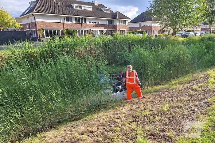 Auto raakt te water middenin woonwijk