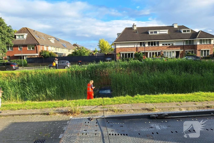 Auto raakt te water middenin woonwijk