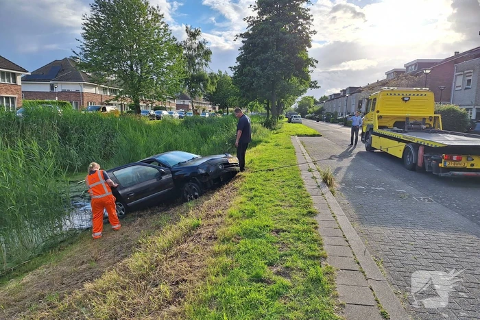 Auto raakt te water middenin woonwijk