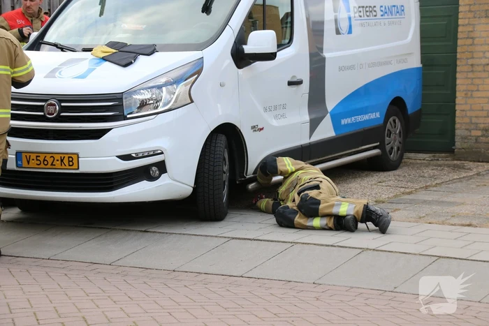 Kat zit vast onder bestelbus van brandweervrijwilliger