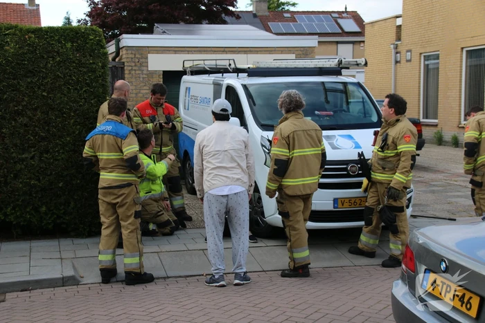 Kat zit vast onder bestelbus van brandweervrijwilliger