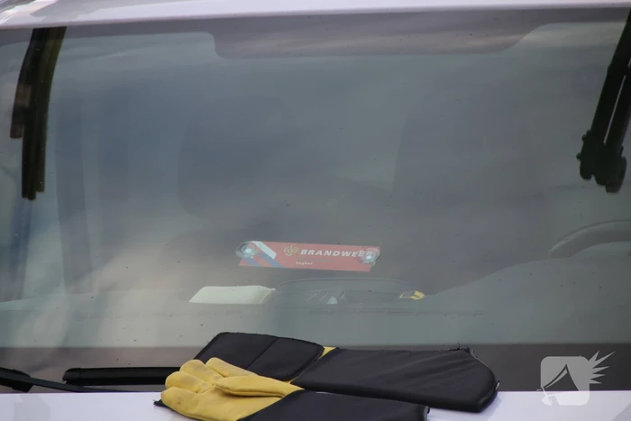 Kat zit vast onder bestelbus van brandweervrijwilliger