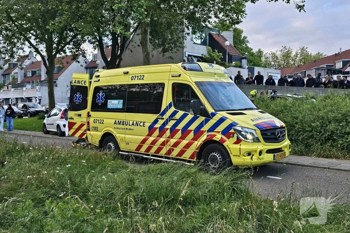 Chaos bij eenzijdig ongeval, bestuurder rijdt meerdere palen uit de grond