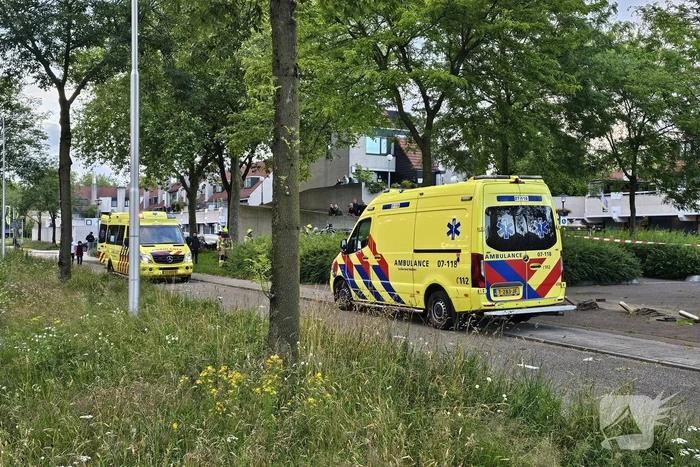Chaos bij eenzijdig ongeval, bestuurder rijdt meerdere palen uit de grond