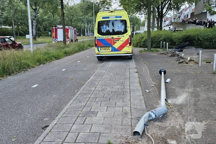 Chaos bij eenzijdig ongeval, bestuurder rijdt meerdere palen uit de grond