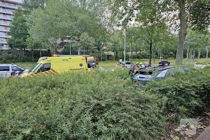 Chaos bij eenzijdig ongeval, bestuurder rijdt meerdere palen uit de grond