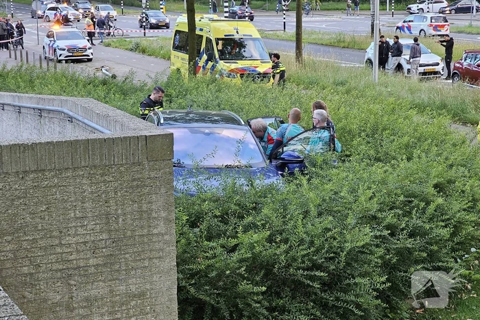 Chaos bij eenzijdig ongeval, bestuurder rijdt meerdere palen uit de grond