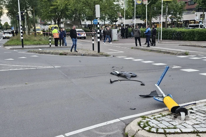 Chaos bij eenzijdig ongeval, bestuurder rijdt meerdere palen uit de grond