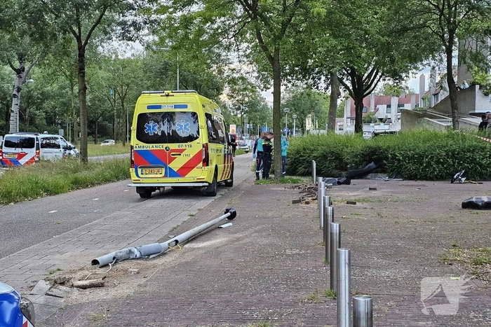 Chaos bij eenzijdig ongeval, bestuurder rijdt meerdere palen uit de grond