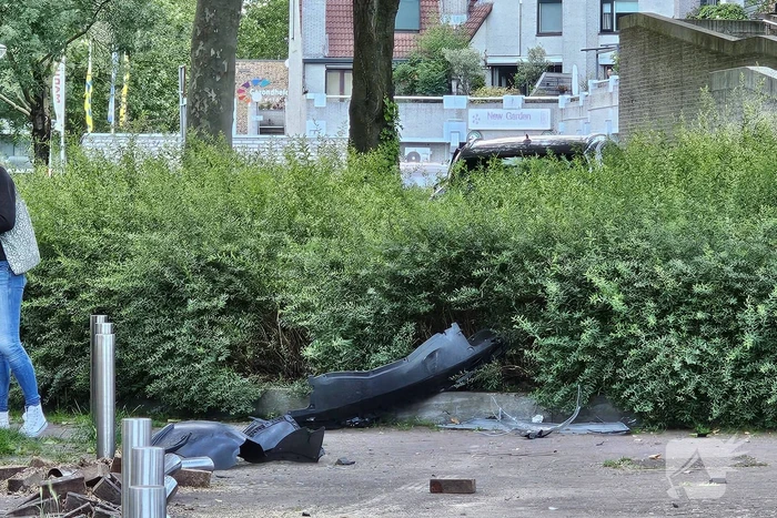Chaos bij eenzijdig ongeval, bestuurder rijdt meerdere palen uit de grond
