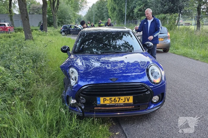 Auto's zwaar beschadigd na botsing bij uitrit parkeerterrein