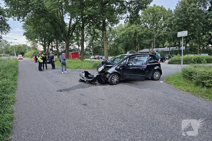Auto's zwaar beschadigd na botsing bij uitrit parkeerterrein
