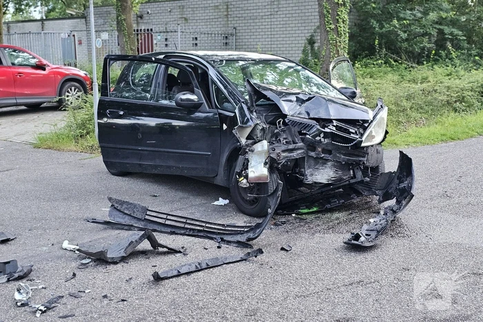 Auto's zwaar beschadigd na botsing bij uitrit parkeerterrein
