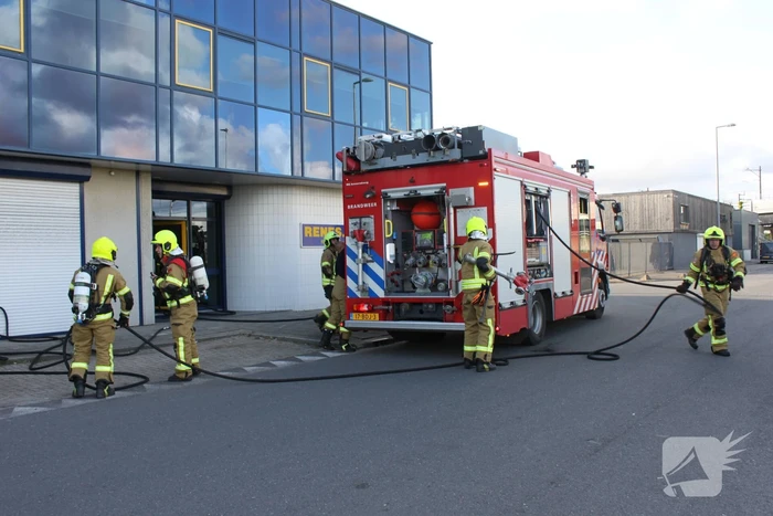 Brandweer oefent bij afvalverwerker