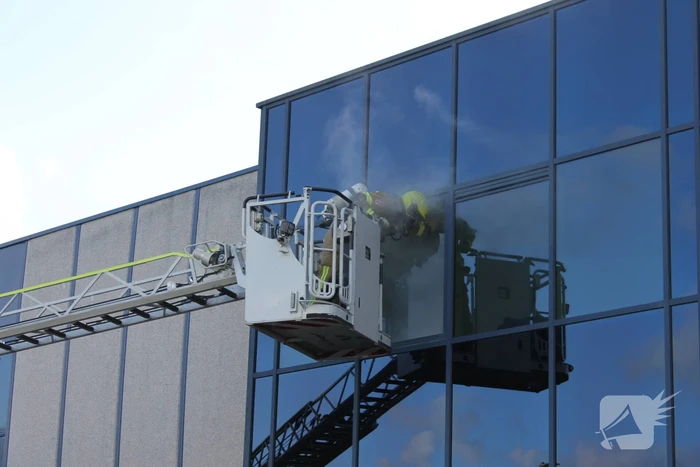 Brandweer oefent bij afvalverwerker